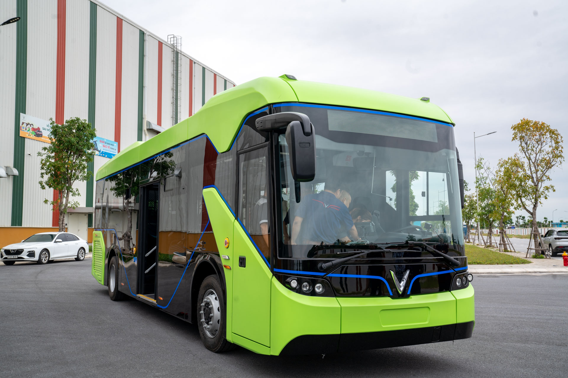 VinBus - Vingroup chính thức chạy thử nghiệm xe buýt điện VinFast